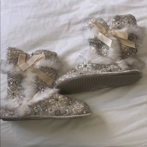 Dearfoams slippers. Never been worn